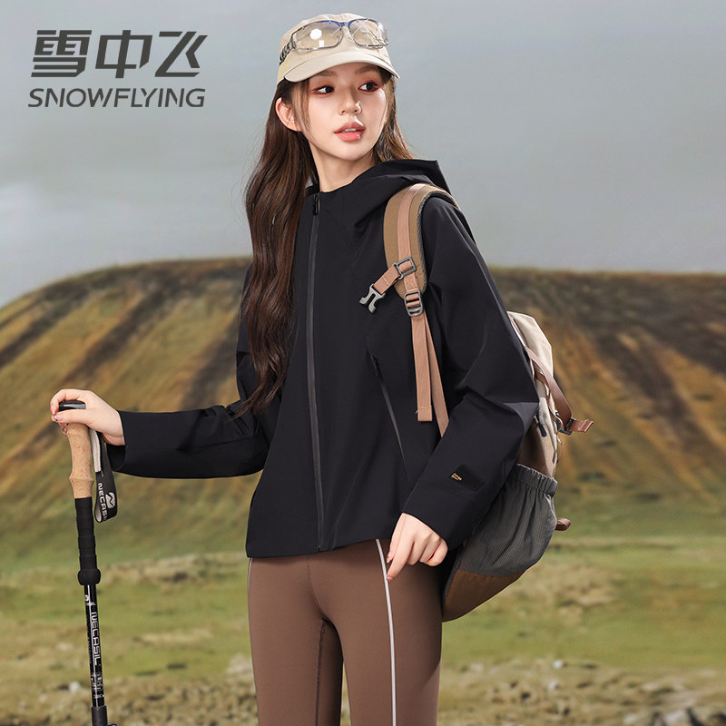 雪中飞户外休闲夹克风衣女短款2026年新款工装连帽小个子秋季外套