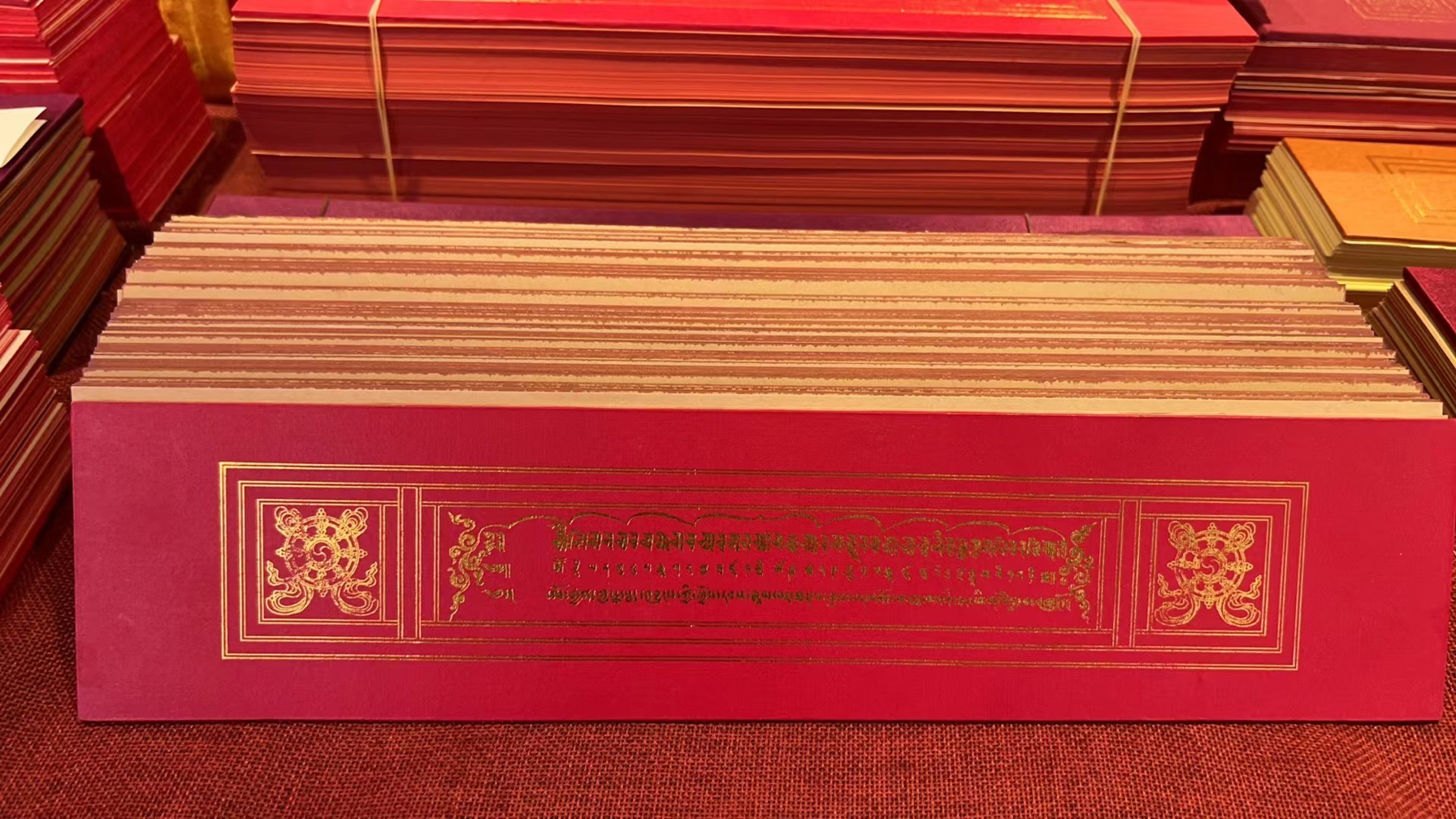 藏式经书白玛尕童红壳手写版梵文书籍莲师传记藏传供佛桌面摆件