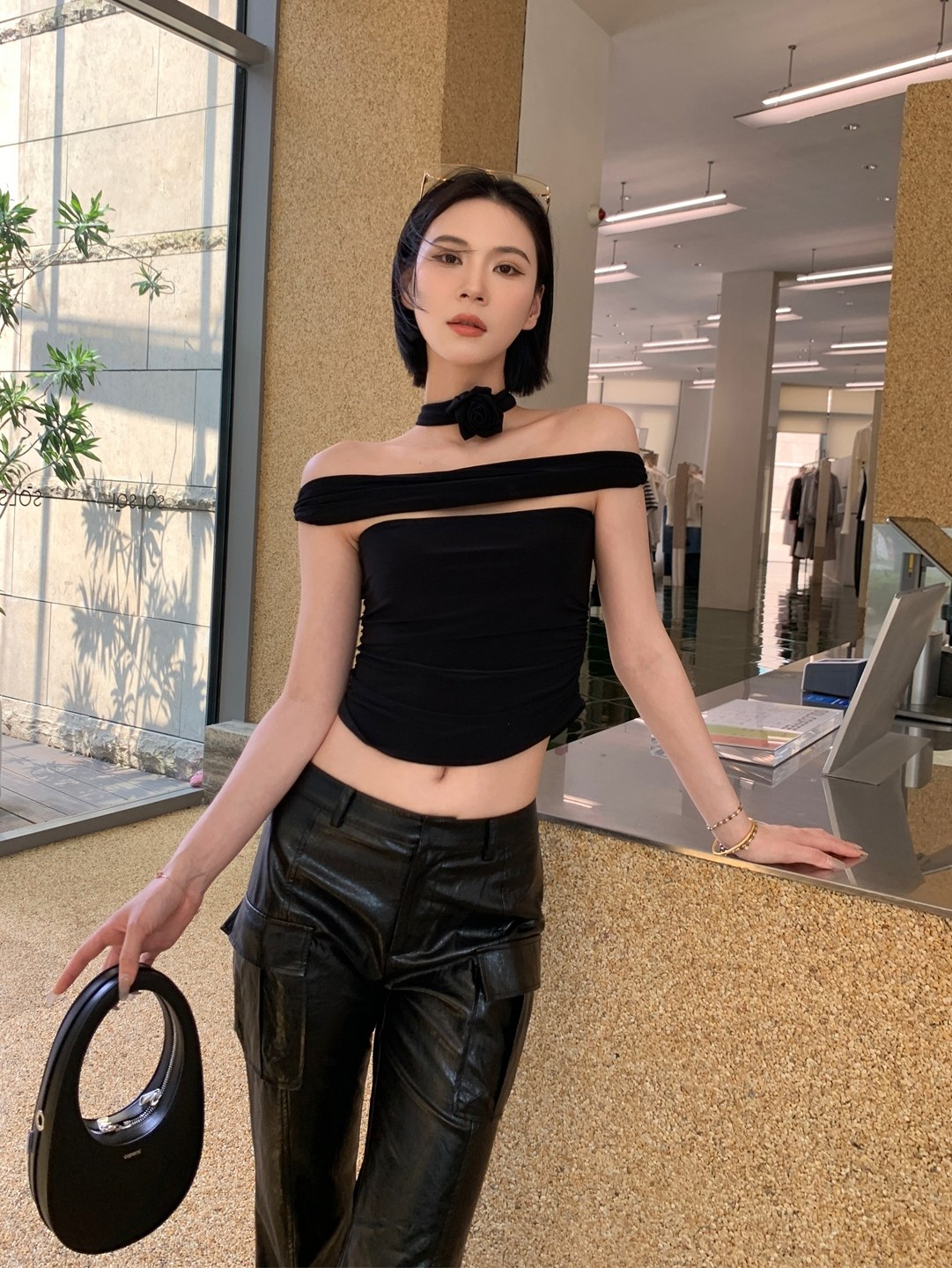 性感立体花朵挂脖抽褶一字肩上衣