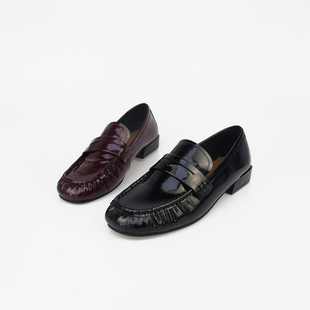 可媚正品2025新秋款圆头牛漆皮褶皱皮带装饰平跟单鞋女KC25870-72