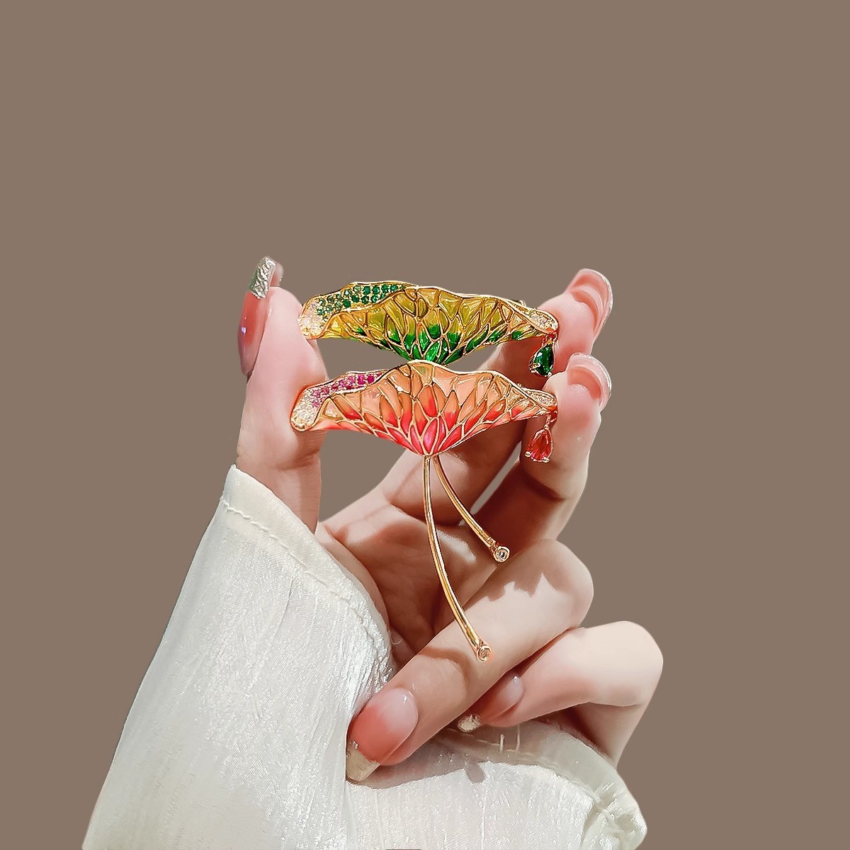 小众设计莲叶胸针高档女精致胸花高级感创意别针气质开衫西服配饰