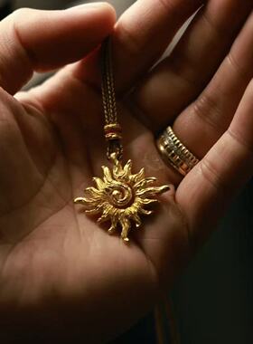 冷酷复古太阳神项链轻奢高级感精致时尚吊坠日常百搭锁骨链配饰