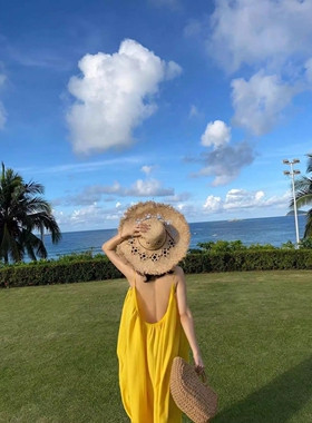 海边度假性感露背吊带连衣裙女夏季新款宽松a字裙温柔黄色长裙子