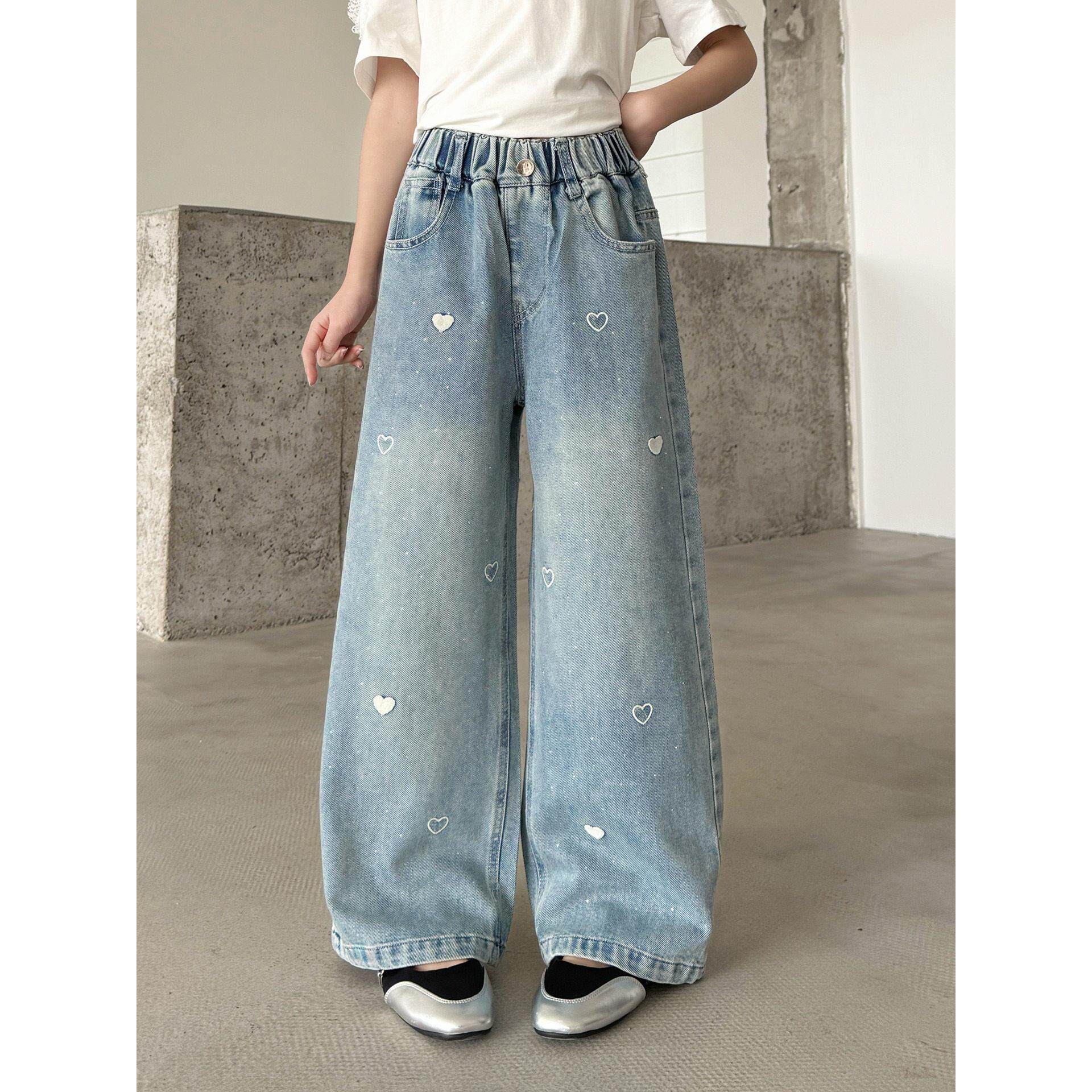 春款长裤子中大童2026儿童女童阔腿裤洋气新款刺绣牛仔裤女孩爱心
