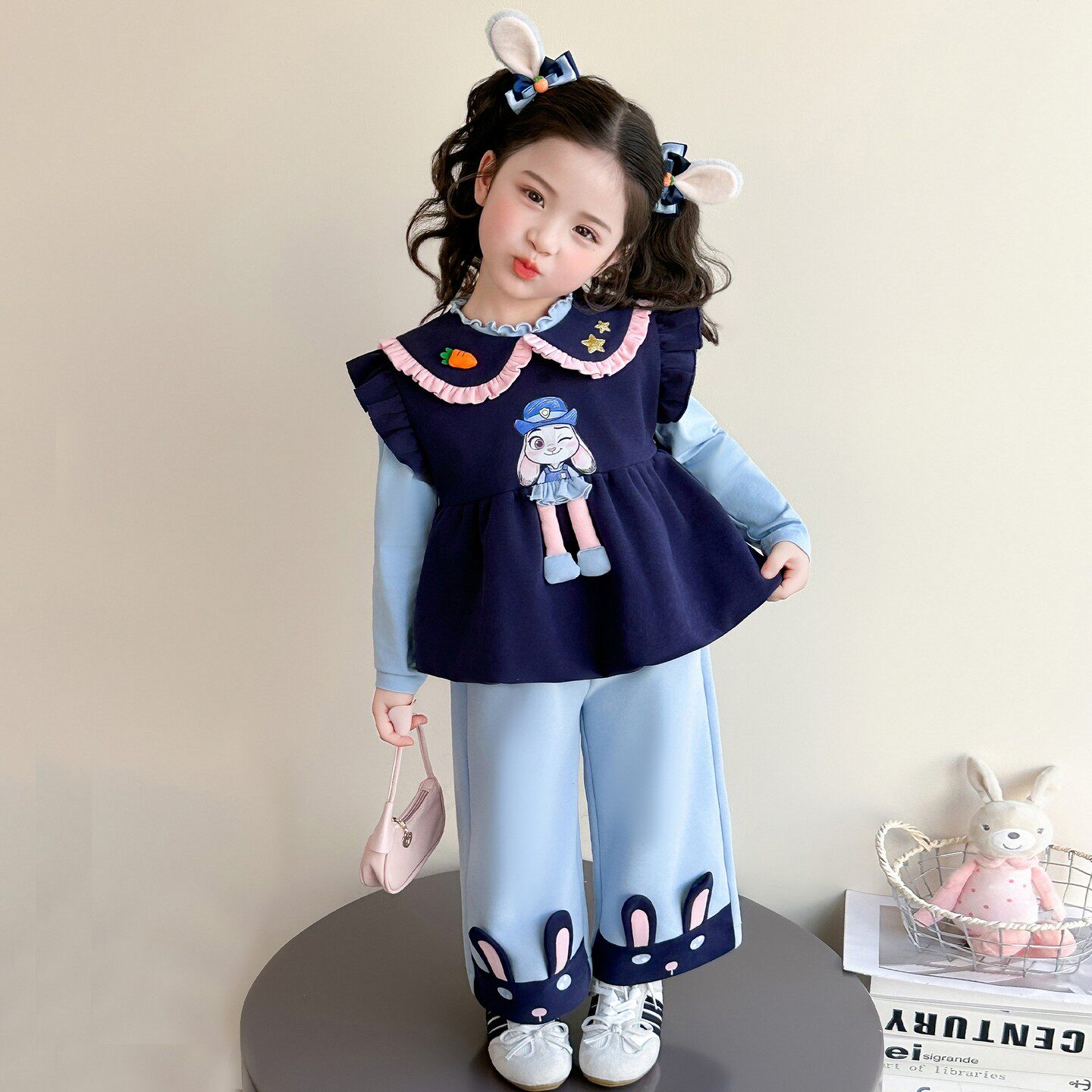 新款卫衣款女童时髦洋气宝宝早春春季套装春装春秋女2026儿童玩偶