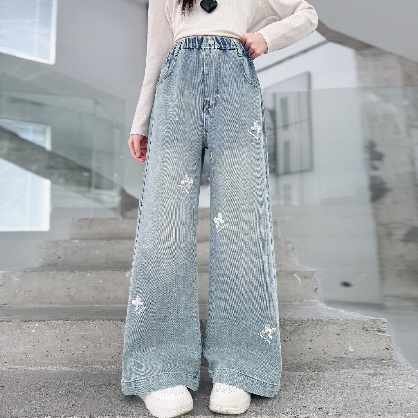 洋气浅色裤子女童裤春春秋钻2026牛仔裤阔儿童新款亮直筒腿中大童