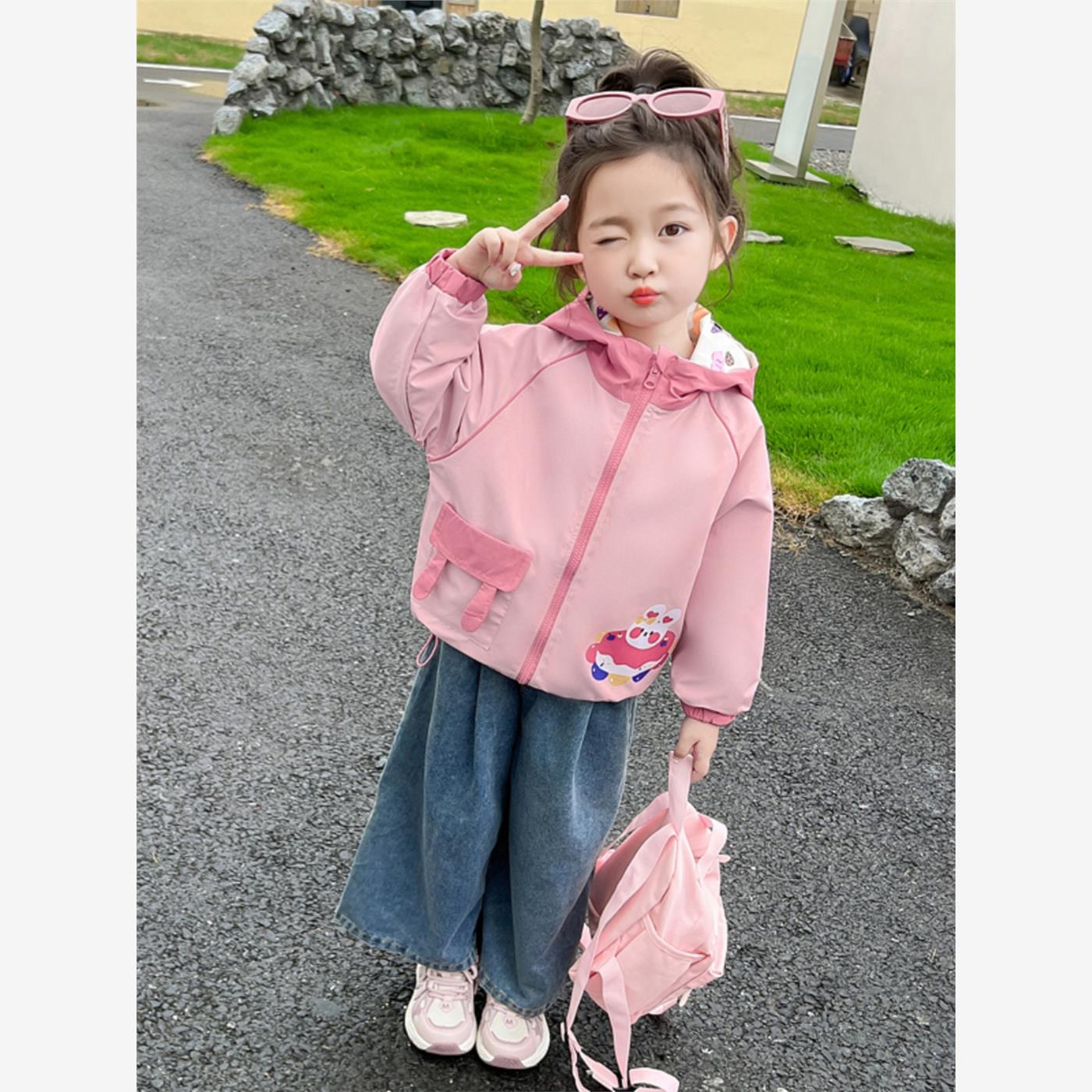 女宝宝2024秋装新款洋气韩版卡通两面穿外套小女孩休闲连帽夹克潮