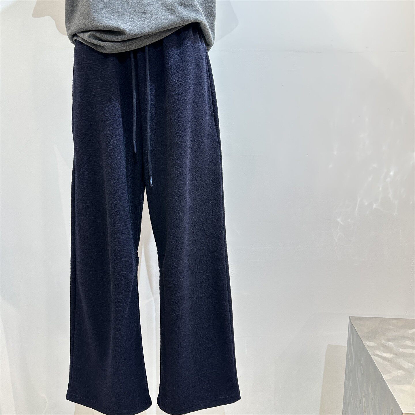 藏青色肌理感香蕉休闲裤女窄腰抽绳宽松显瘦运动阔腿直筒裤26春秋