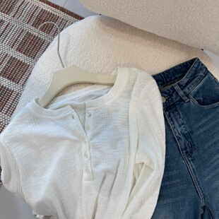 白色竖条纹肌理半开领系扣针织T恤女高弹棉质宽松正肩休闲打底tee