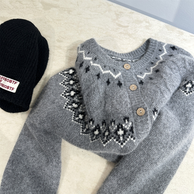 费尔岛节日氛围感浣熊绒毛衣女秋冬新款舒适保暖叠穿系扣开衫上衣