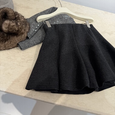 mi*u系毛呢短裙女秋冬高腰A遮肉显瘦深灰色加绒伞裙半身裙2025新