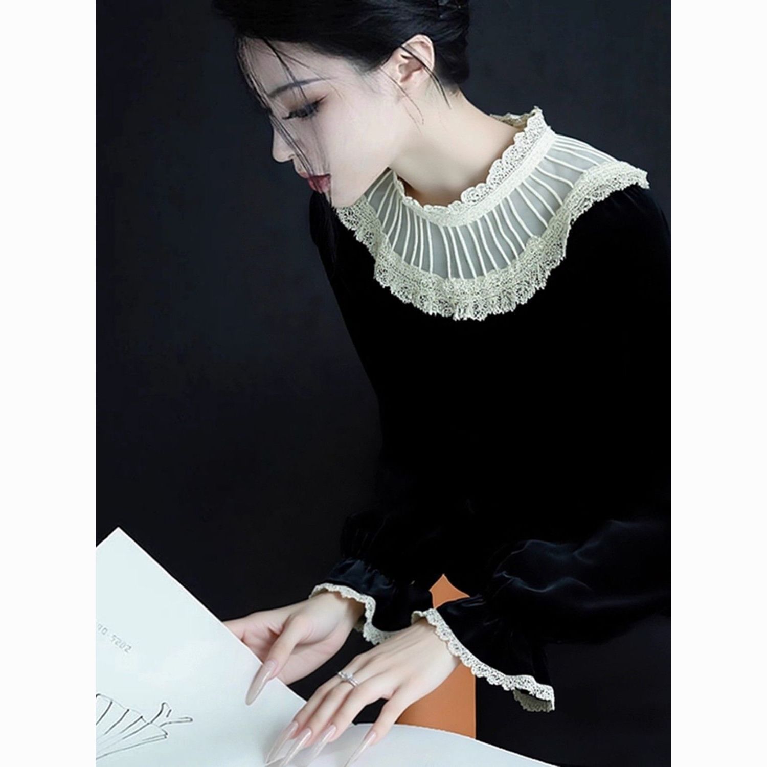 超好看黑色丝绒长袖衬衫女2025秋冬新款设计感小众荷叶边拼接上衣