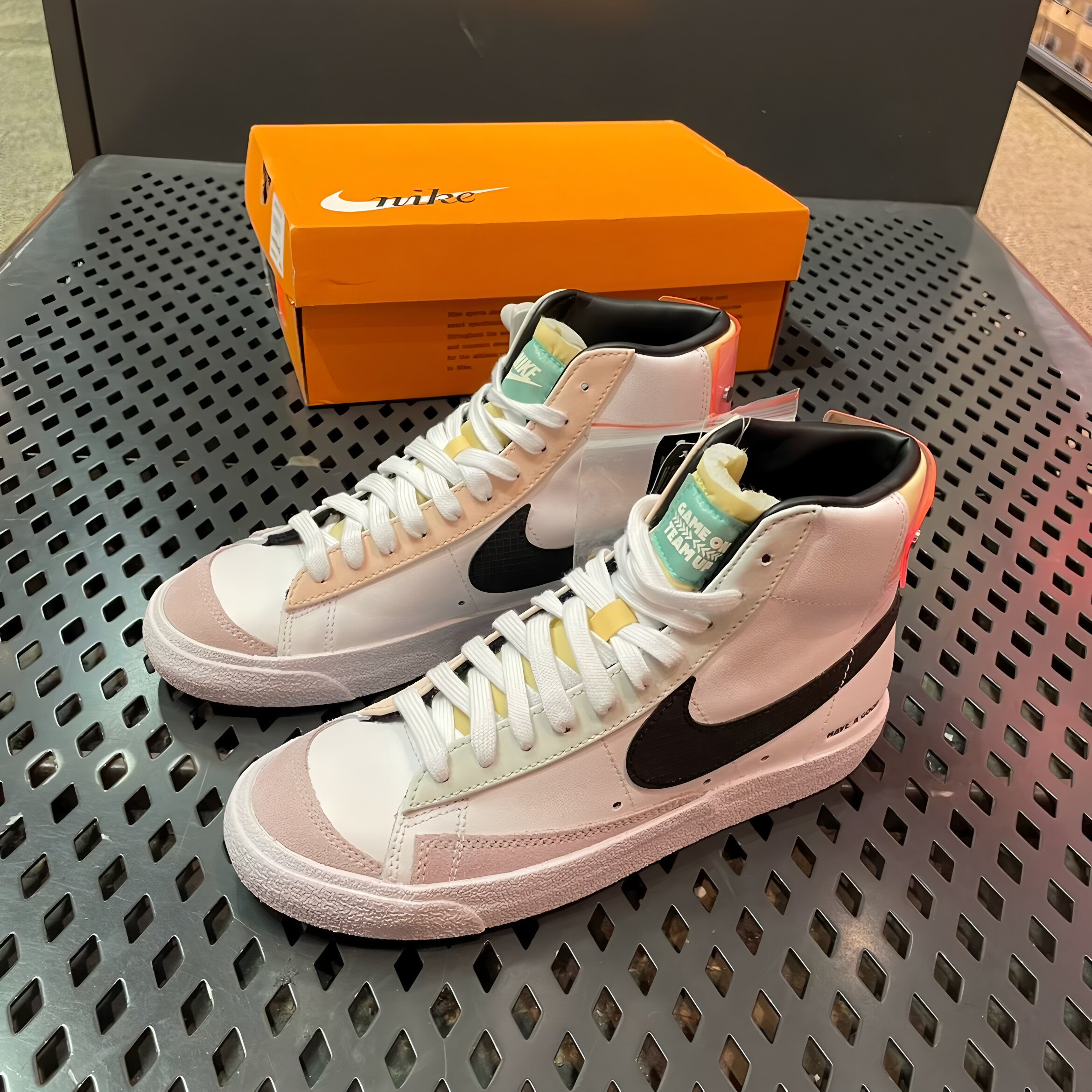 Nike/耐克Blazer Mid开拓者LPL电玩女子中帮休闲板鞋DO2331-101