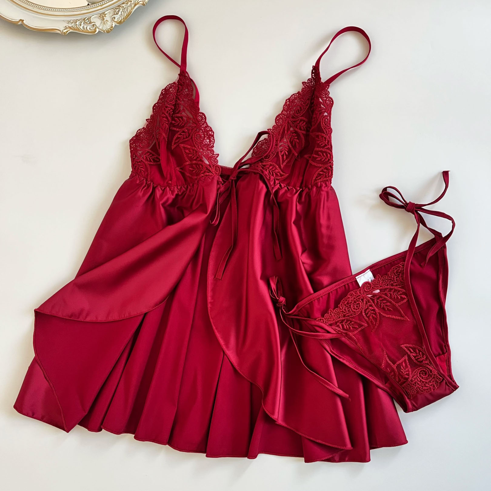 轻奢缎面V领蕾丝无钢圈吊带睡裙