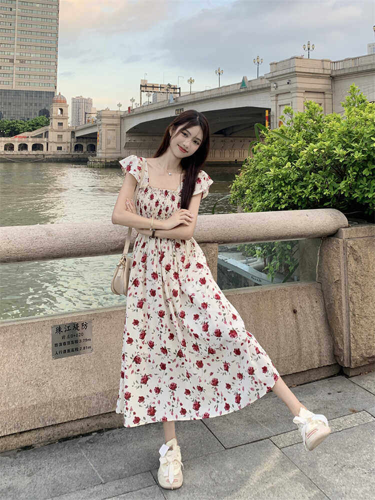 超仙炸街甜美小飞袖碎花连衣裙女2024夏季新款设计感复古气质裙子
