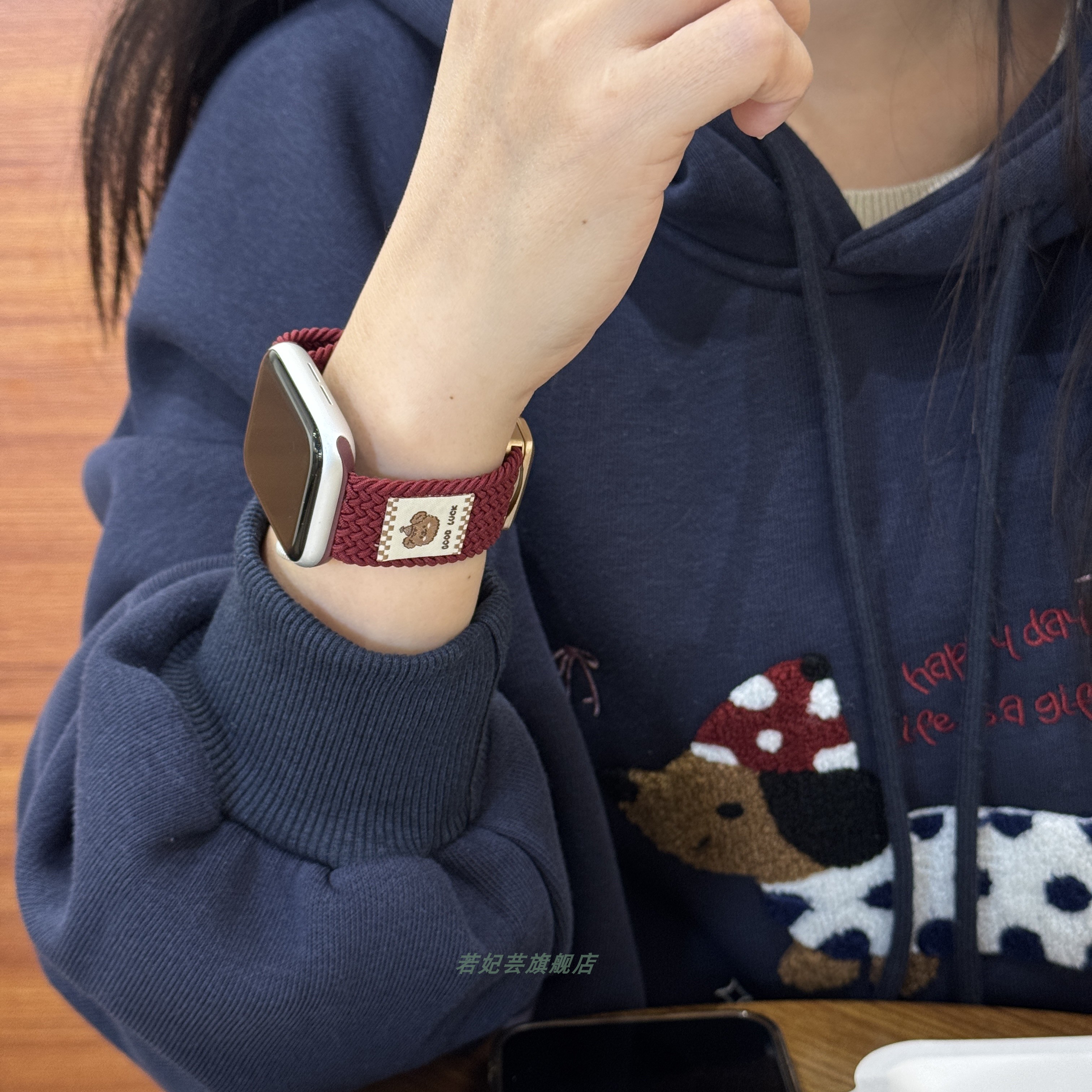 适用iwatch10表带苹果手表S9尼龙编织磁吸表带礼帽小熊插画可爱灯芯绒applewatch8秋冬新年红款弹力腕带7男女