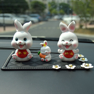 兔年中控台汽车摆件车载可爱摇头小兔子创意高档车内装 饰用品大全