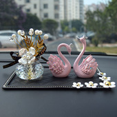 情侣天鹅车内饰品摆件2024新款 饰用品大全 女士创意汽车上中控台装