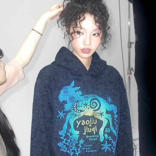 药九玖柒“天书小羊”做旧加绒连帽帽衫套头宽松卫衣/1997邮政局