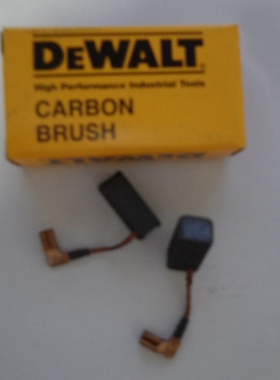 原装得伟角磨机碳刷DWE8100T 电动工具DW830 125碳刷 得伟100