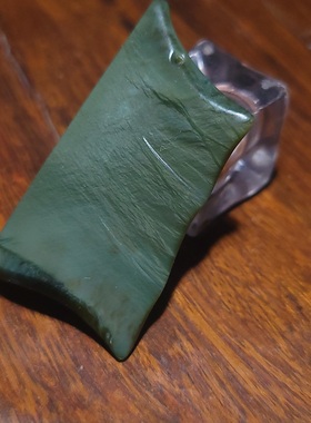 YQ121103 16.0克，近牌型绿沙枣叶色高油高润的沙枣青籽料挂坠