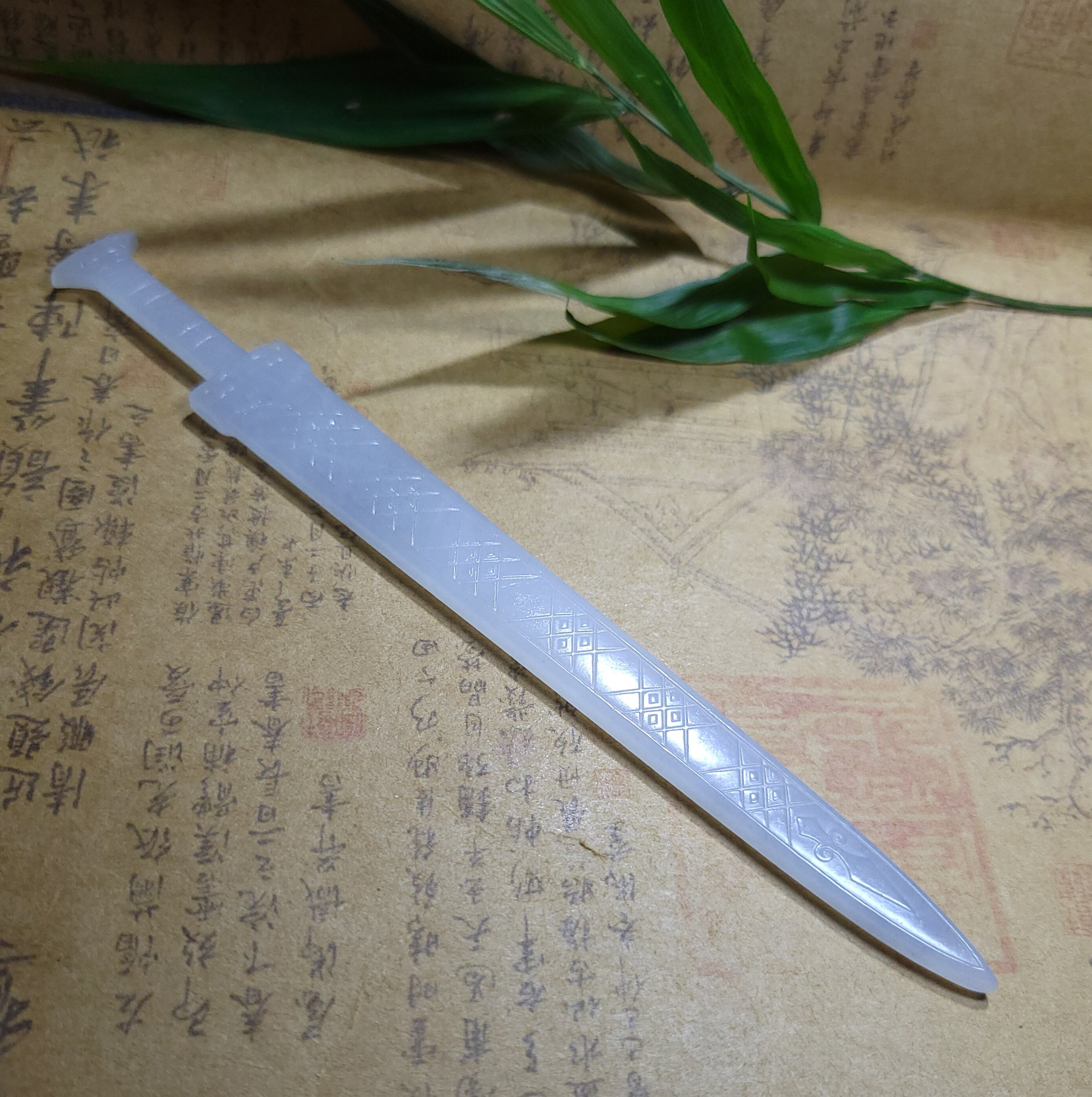 Z011605 新疆的猫21.9克纹饰美细润脂白玉细墨青花籽降魔剑和田玉