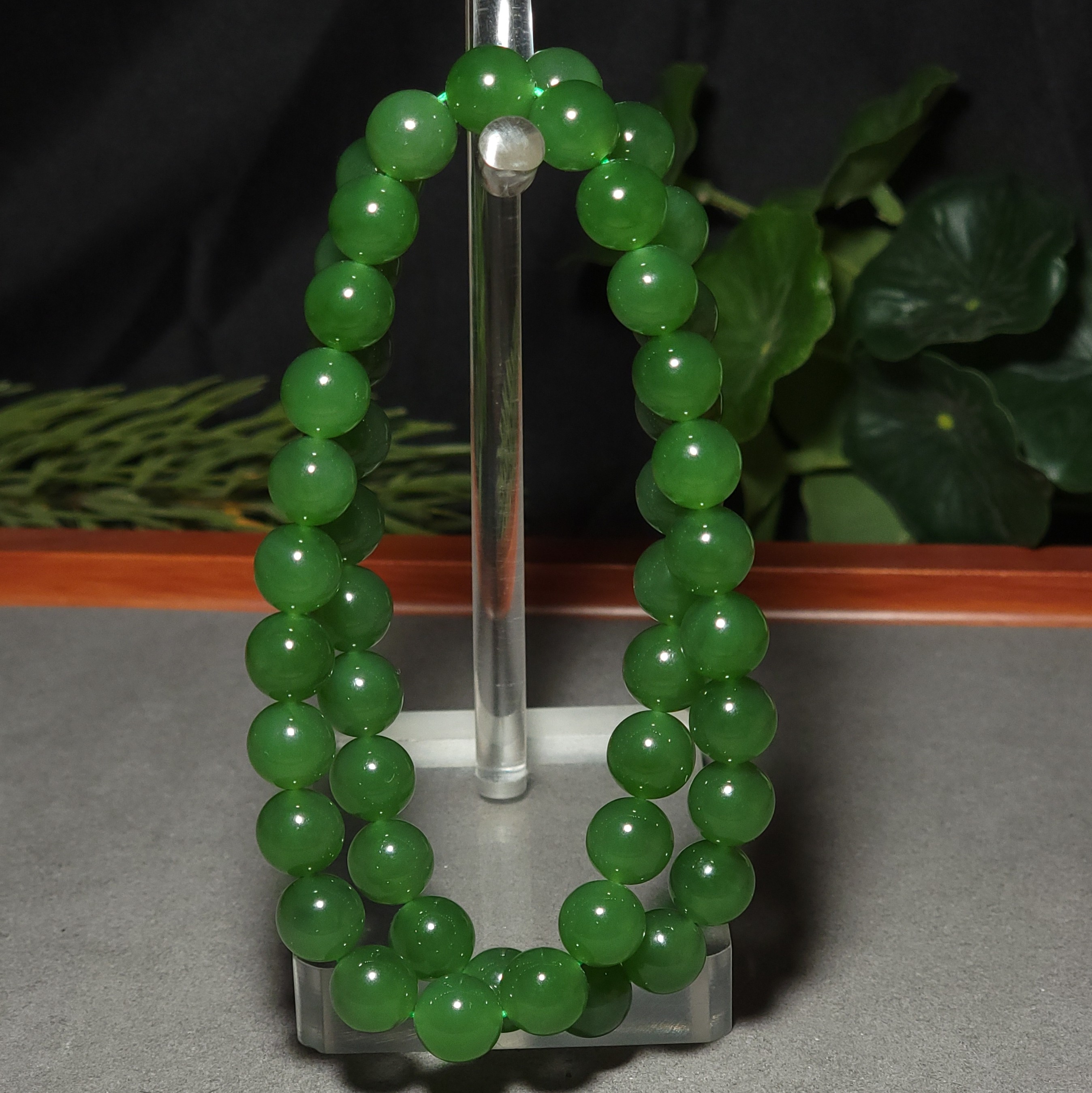 新疆的猫L121904 65.0克直径9.5mm色泽鲜美均匀阳绿碧玉圆珠项链