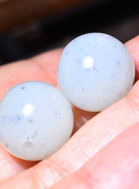 新疆的猫13.5mm，3.7克羊脂白玉点墨籽料对珠SBH274  400元每个