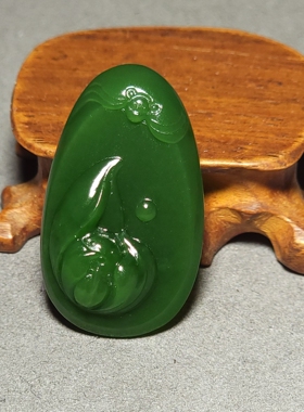L012803 新疆的猫8.5克精品冰底油绿菠菜绿碧玉莲花挂坠和田玉