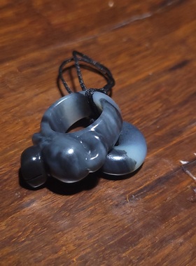 YQ122206 10.7克一套黑白分明青花墨玉山料猫猫戒指和平安扣