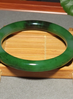 L010402 43.5克，内径57mm鲜嫩的老坑俄料老红皮白加绿碧玉手镯