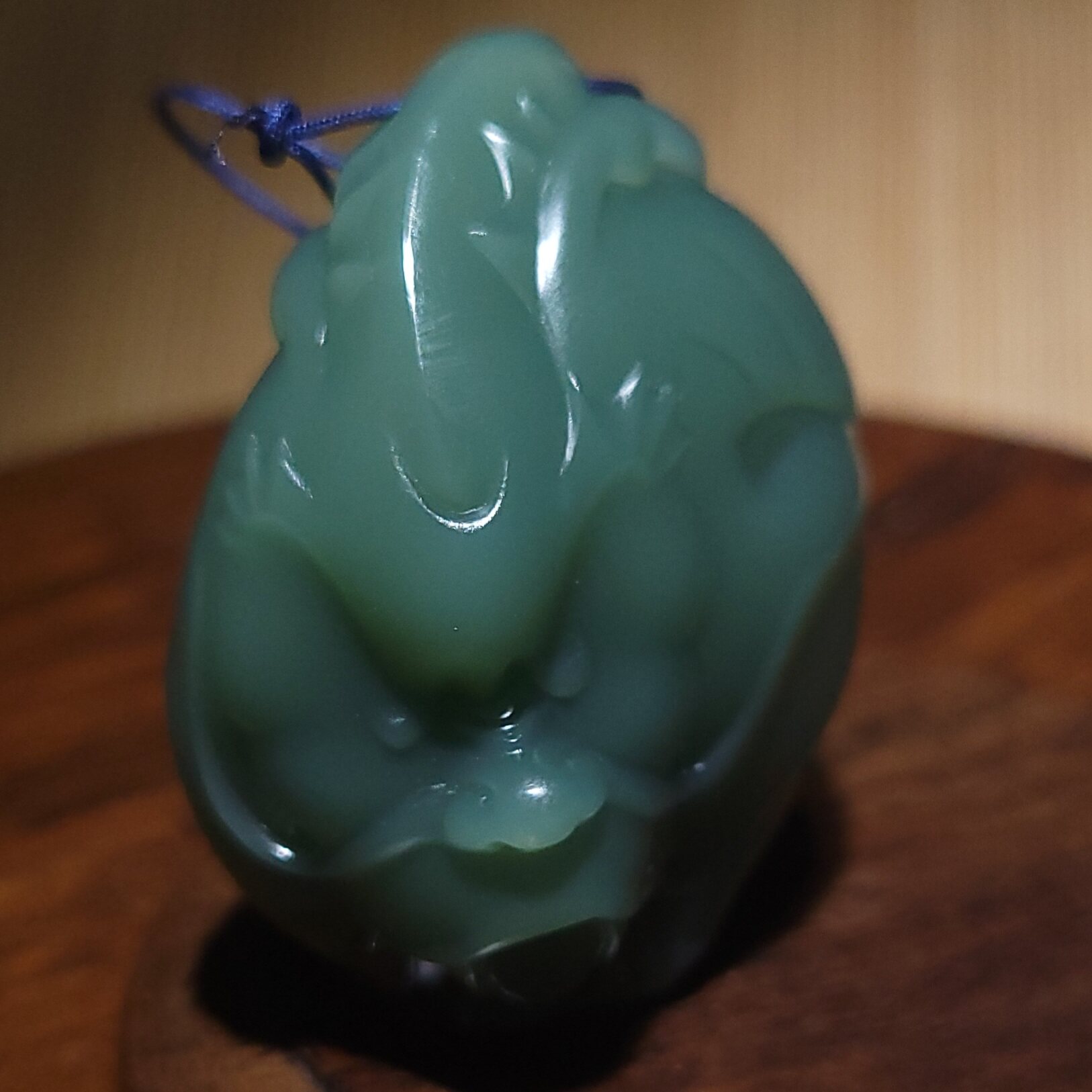 YQ020402新疆的猫30.5克质感超润起荧光的老坑碧玉鸭蛋青龙挂坠