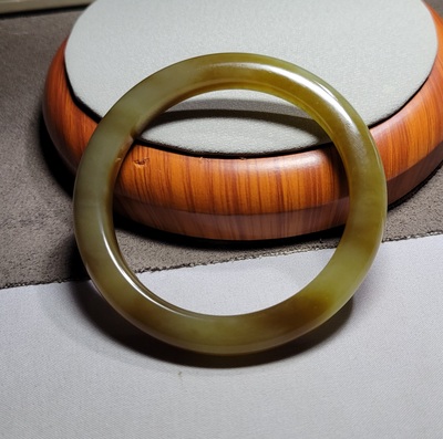 新疆的猫Z121203 37.3克，R56天然冒油糖油脂状老且末糖白玉手镯