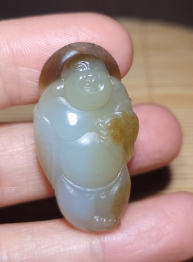 新疆的猫zg110307 11.9克，超细冒油的肥脂状且末糖白玉佛挂件