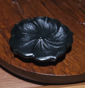 新疆的猫YQ103107 20.2克颜色清爽色泽靓丽的黑青玉莲花香插