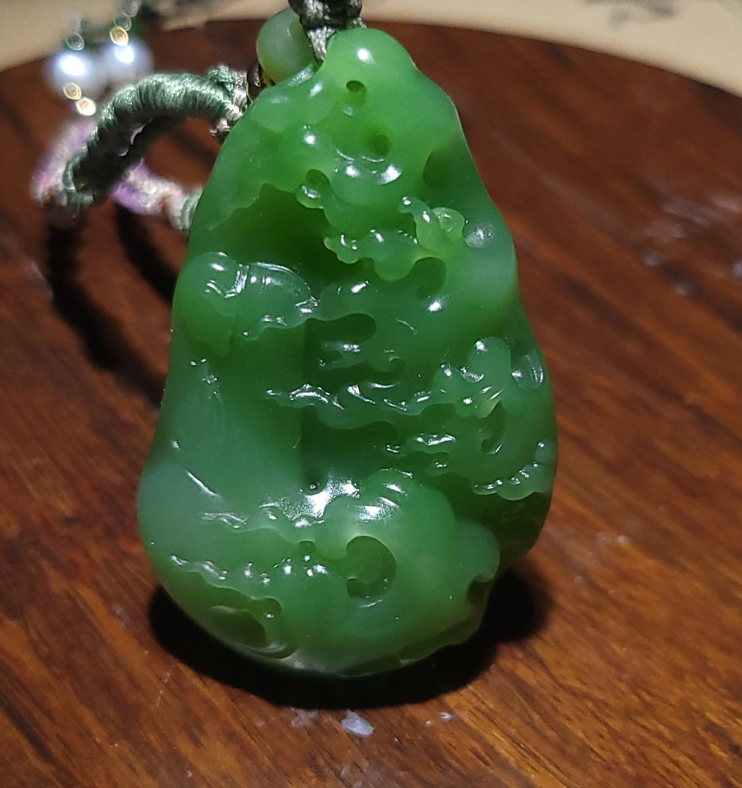 新疆的猫YQ122301 34.1克脂粉度高油性突出的苹果绿碧玉悟道雕件