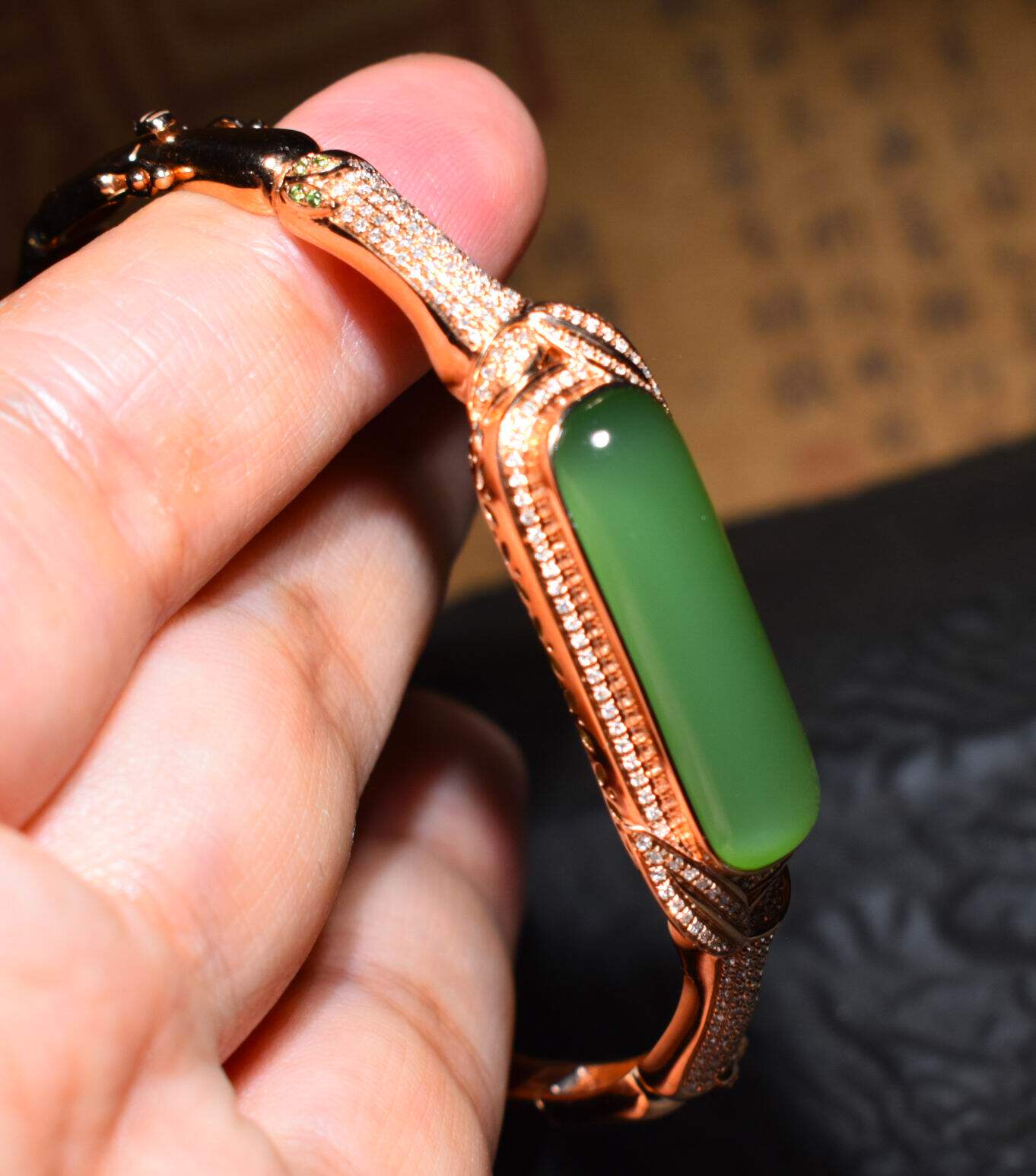 JJ041511新疆的猫16.5克典藏级色调鲜艳的碧玉粉绿18k金手镯