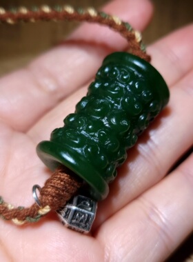 zg020411 新疆的猫24.6克含绳油润细腻色调靓丽俄料碧玉仿古勒子