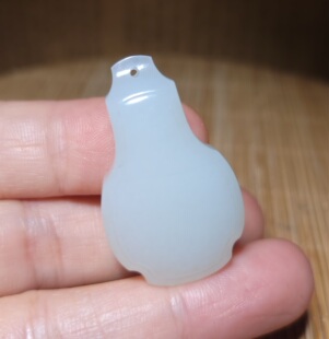 zg032705新疆 老坑俄料羊脂白玉平安瓶和田玉 猫11.6克质感油润