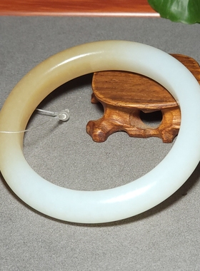 新疆的猫L010506 55.8克，内径57mm白度浓郁的羊脂白玉带糖手镯