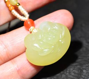 JJ012807新疆的猫11.2克色润如凝脂且末黄口玉莲花如意锁挂坠