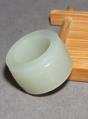 L031002 新疆的猫27.9克内径22.5mm质感油润的且末高青白玉扳指