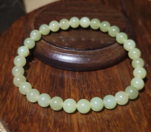 YQ024  9.4克，亮颜色纯正的且末黄口玉圆珠小手链  新疆的猫