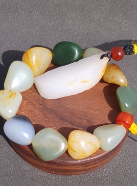 C031105新疆的猫61.4克熟糯色彩丰富料形饱满的多彩籽料原石手链