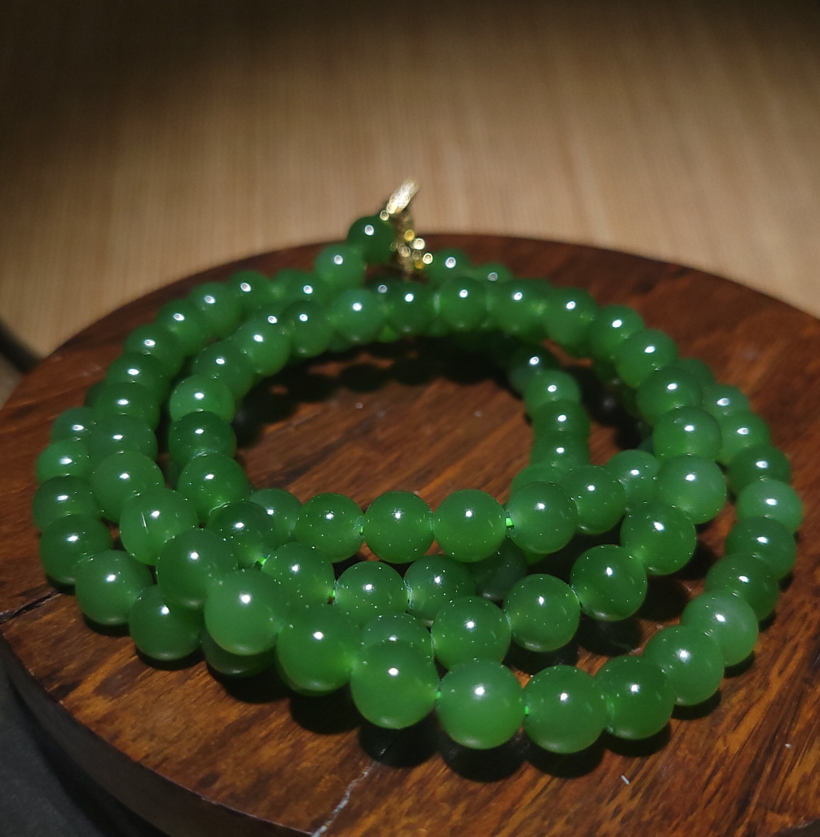 YQ030604新疆的猫89.5克珠径8mm翠美欲滴细润油亮和田玉碧玉挂链