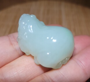猫26.0克 肥肥糯糯白玉底翠色养眼招财貔貅雕件 新疆 zg032708