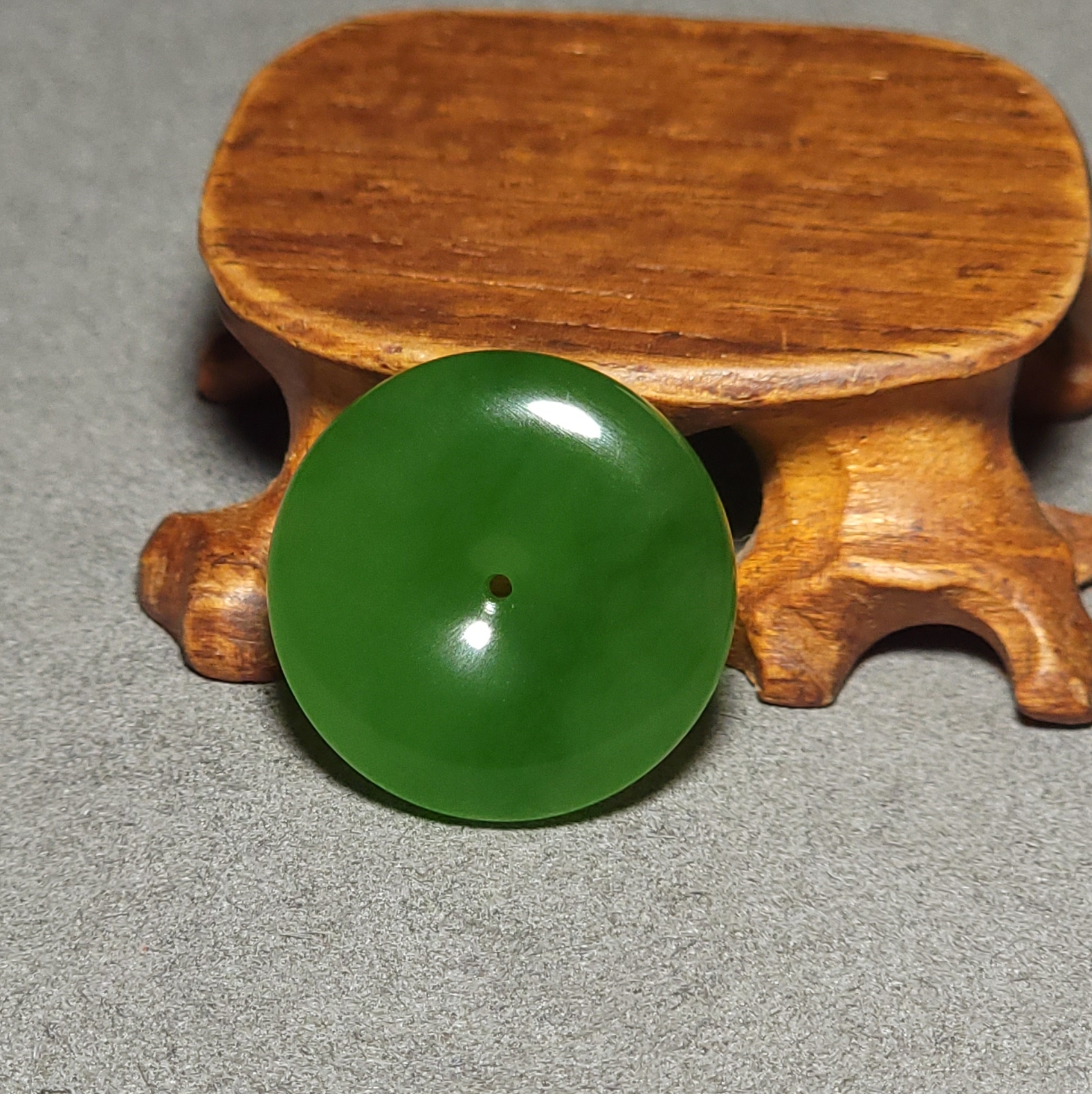 新疆的猫L102504 3.9克，20-5mm亮润泽的老坑菠菜绿平安扣