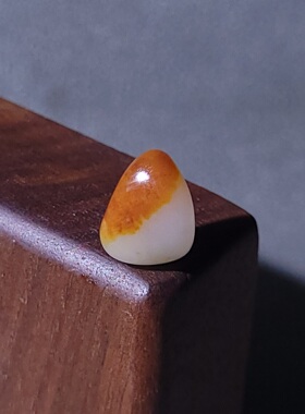 C040203新疆的猫1.0克超美顶熟顶糯红皮白肉戒面籽