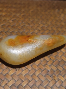 新疆的猫YQ110705 29.1克，水滴型油润细肉聚黄皮青花籽料挂件