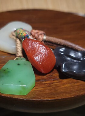 YQ011902新疆的猫45.7克色彩惊艳的设计款精美和田玉四色包挂